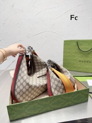 GC484 Gc Attache Small/Large Shoulder Bag