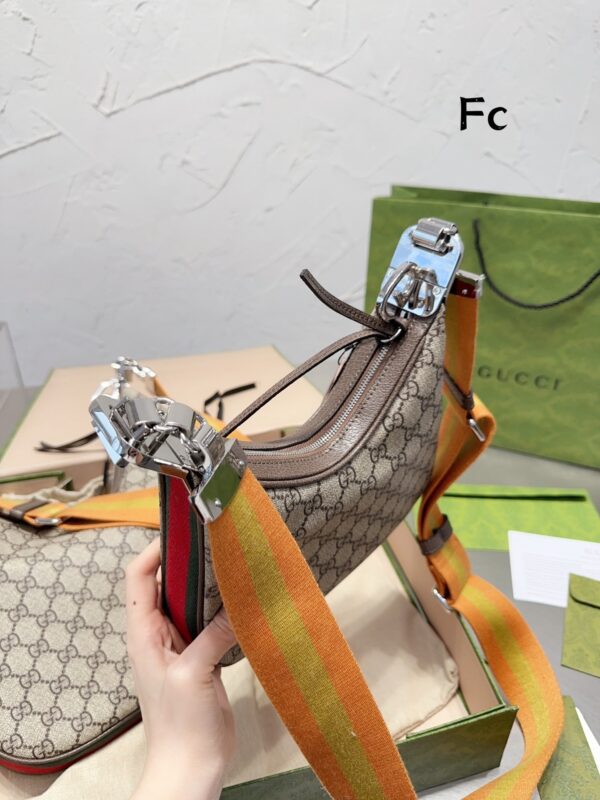 GC484 Gc Attache Small/Large Shoulder Bag - Image 4