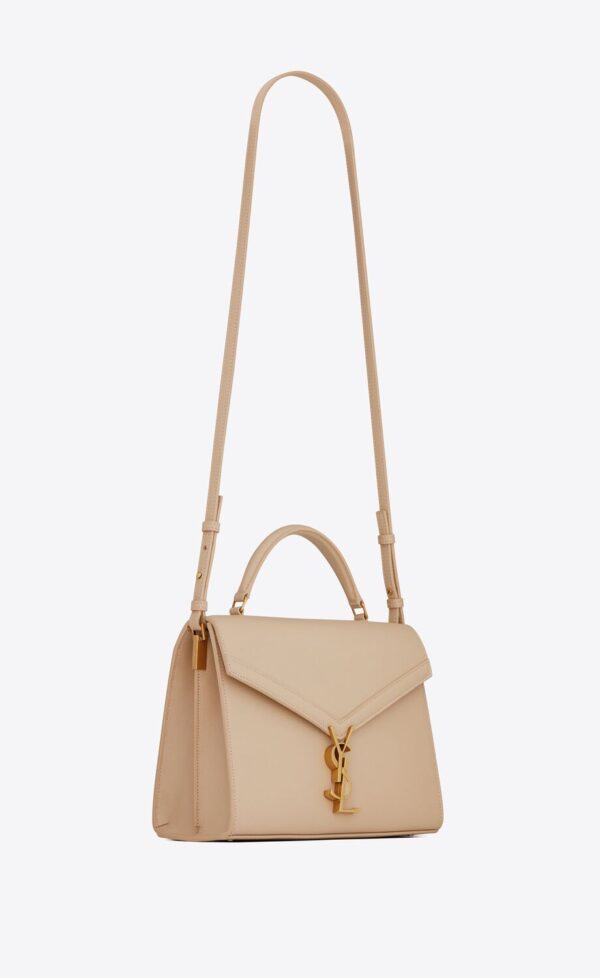 Y Cassandra Medium Top Handle in Grain de Poudre Embossed Leather - Immagine 6