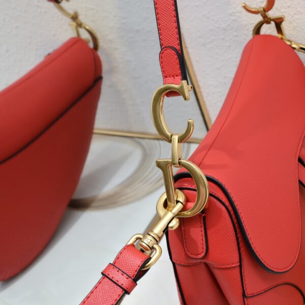 D saddle Be a classic with classics bag size: 25.5 x 20 x 6.5 cm - Image 6