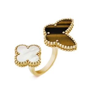 Lucky Alhambra between the fingers ring